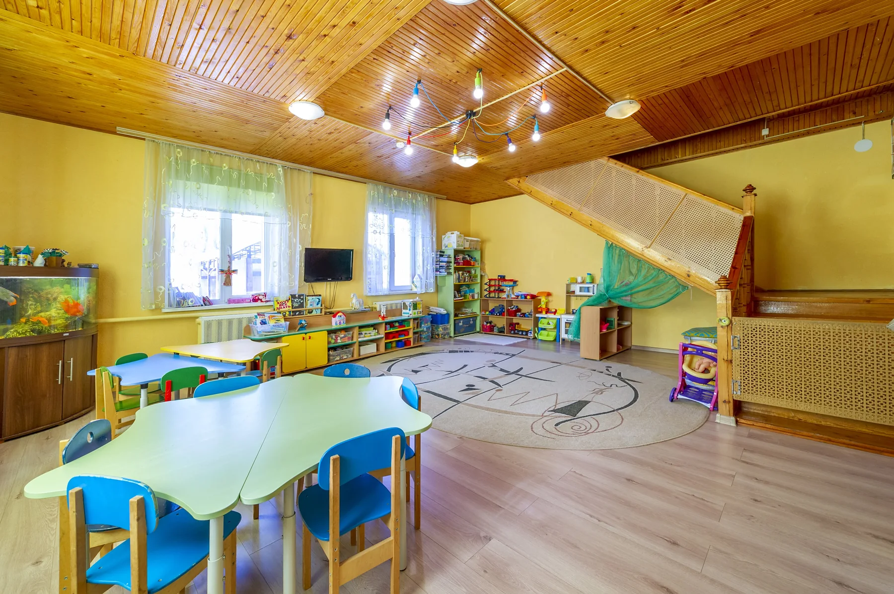 Светлая просторная игровая комната